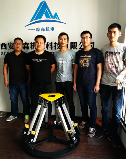 摩森機電六自由度平臺技術合影.png